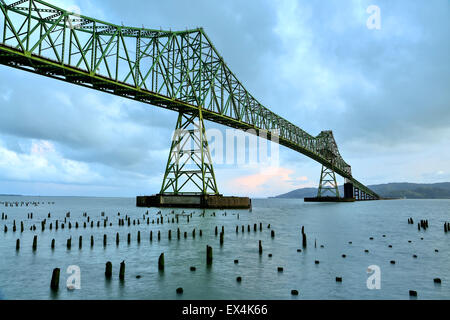 Ponte Astoria-Megler, Columbia River e tralicci in legno, Astoria, Oregon, Stati Uniti d'America Foto Stock