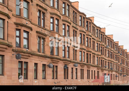 Tradizionale di pietra arenaria rossa tenements in Glasgow, Scotland, Regno Unito Foto Stock