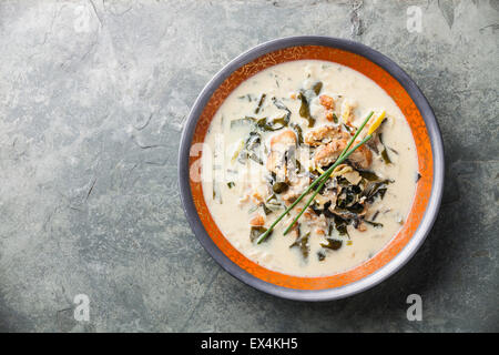 Zuppa cremosa con anguilla su pietra ardesia sfondo Foto Stock