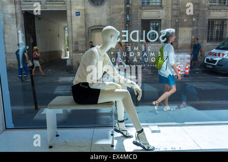 Parigi, Francia, Shopping Window Display Mannequin nel quartiere Le Marais. 'Maje', marchio di moda negozio di abbigliamento, Scene di strada, modalità di etichette Foto Stock