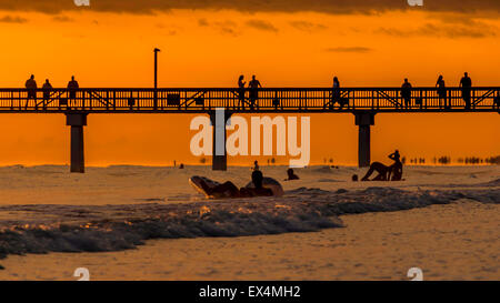 Il bellissimo tramonto sulle rive di Fort Myers Beach si trova su Estero Island in Florida, Stati Uniti d'America Foto Stock