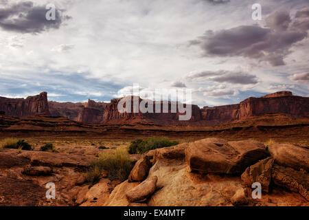 Sera nuvole temporalesche sviluppano vicino Lathrup remoto Canyon dello Utah è il Parco Nazionale di Canyonlands. Foto Stock
