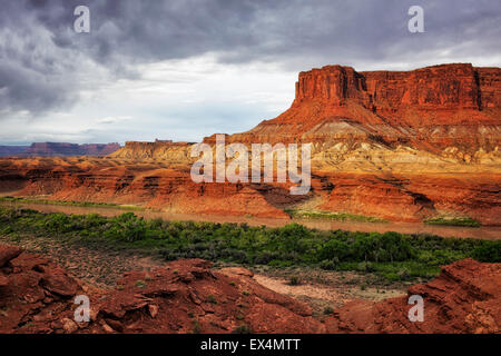 La luce del mattino sul fiume Verde in remoto in Fort inferiore con un avvicinamento temporale in Utah è il Parco Nazionale di Canyonlands. Foto Stock