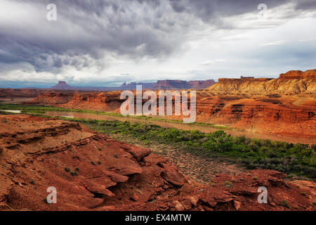 La luce del mattino sul fiume Verde in remoto in Fort inferiore con un avvicinamento temporale in Utah è il Parco Nazionale di Canyonlands. Foto Stock