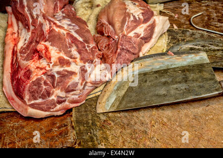 Coltello da prosciutto sul bordo di taglio Foto Stock