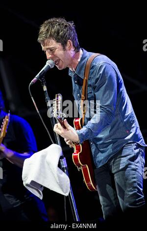 Milano, Italia. 06 Luglio, 2015. Il cantante inglese e song-writer Noel Gallagher con la sua band alternative rock High flying uccelli come essi Postepay Arena estiva in Assago Milano. Credito: Roberto Finizio/Pacific Press/Alamy Live News Foto Stock