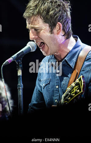 Milano, Italia. 06 Luglio, 2015. Il cantante inglese e song-writer Noel Gallagher con la sua band alternative rock High flying uccelli come essi Postepay Arena estiva in Assago Milano. Credito: Roberto Finizio/Pacific Press/Alamy Live News Foto Stock