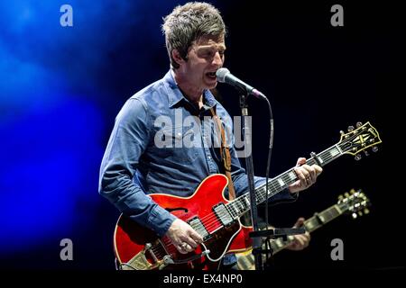 Milano, Italia. 06 Luglio, 2015. Il cantante inglese e song-writer Noel Gallagher con la sua band alternative rock High flying uccelli come essi Postepay Arena estiva in Assago Milano. Credito: Roberto Finizio/Pacific Press/Alamy Live News Foto Stock