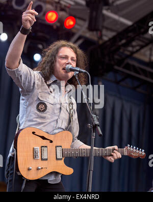 Milwaukee, Wisconsin, Stati Uniti d'America. 4 Luglio, 2015. Musicista Antonio Gomes suona dal vivo sul palco del Summerfest Music Festival a Milwaukee nel Wisconsin © Daniel DeSlover/ZUMA filo/Alamy Live News Foto Stock