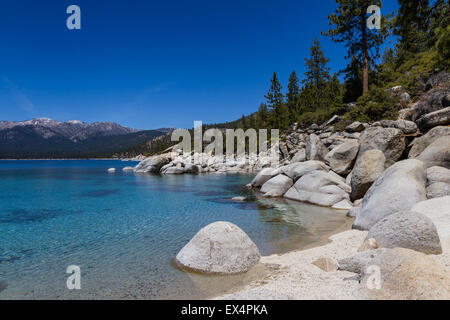 Bella giornata al lago Tahoe, chiare acque blu che riflette il blu del cielo Foto Stock