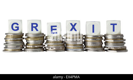 Pile di monete con la parola GREXIT isolati su sfondo bianco Foto Stock