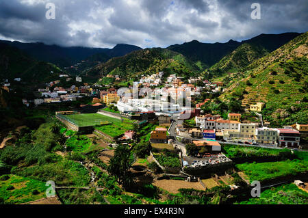 La città di Vallehermoso, circondato da campi terrazzati, visto dal punto di vista di El Almendrillo. Isola di La Gomera. Foto Stock