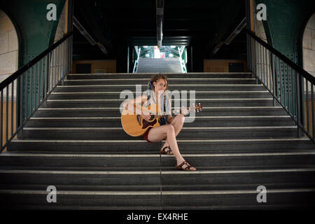 Berlino, Germania. Il 30 giugno, 2015. Esclusivo - cantante Elen pone su una scala al Schoenhauser Allee stazione ferroviaria di Berlino (Germania), 30 giugno 2015. Foto: Britta Pedersen/dpa/Alamy Live News Foto Stock