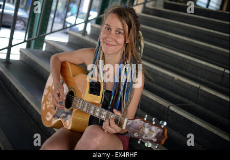 Berlino, Germania. Il 30 giugno, 2015. Esclusivo - cantante Elen pone su una scala al Schoenhauser Allee stazione ferroviaria di Berlino (Germania), 30 giugno 2015. Foto: Britta Pedersen/dpa/Alamy Live News Foto Stock