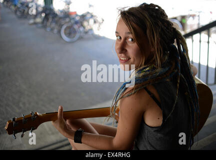 Berlino, Germania. Il 30 giugno, 2015. Esclusivo - cantante Elen pone a Schoenhauser Allee stazione ferroviaria di Berlino (Germania), 30 giugno 2015. Foto: Britta Pedersen/dpa/Alamy Live News Foto Stock