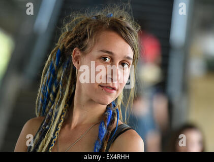 Berlino, Germania. Il 30 giugno, 2015. Il cantante Elen pone a Schoenhauser Allee stazione ferroviaria di Berlino (Germania), 30 giugno 2015. Foto: Britta Pedersen/dpa/Alamy Live News Foto Stock