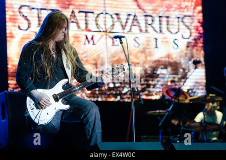 PIESTANY, Slovacchia - 26 giugno 2015: Matias Kupiainen - chitarrista del finlandese della band power metal Stratovarius esegue su Topfest Foto Stock