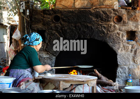 Preparazione di Goezleme turco in stile tradizionale Foto Stock