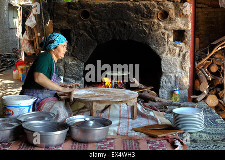 Preparazione di Goezleme turco in stile tradizionale Foto Stock