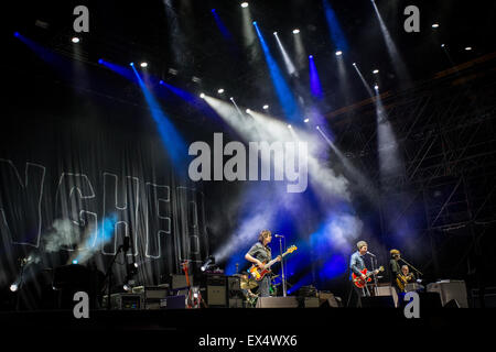 Assago Milano Italia. Il 6 luglio 2015. L'inglese rock band Noel Gallagher High flying Birds eseguita dal vivo sul palco per un concerto presso l'Arena estiva Assago durante la ricarica PostePay Milano Festival estivo del credito: Rodolfo Sassano/Alamy Live News Foto Stock