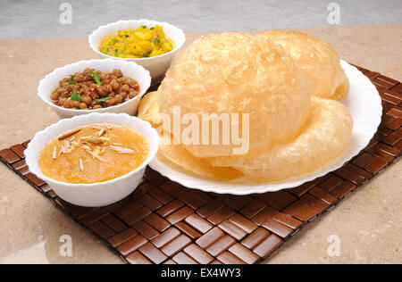 Halwa puri in Pakistan e Cholle Bhature in India Foto Stock