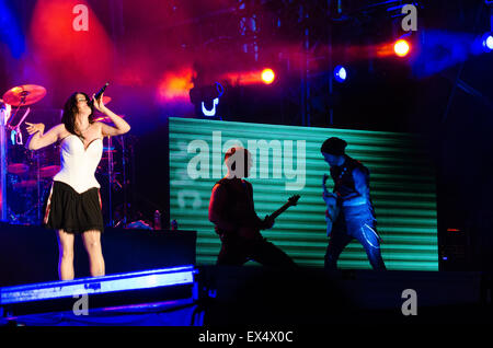 PIESTANY, Slovacchia - 26 giugno 2015: la cantante Sharon den Adel del Dutch sinfonico banda metallica entro la tentazione esegue su Topfest Foto Stock