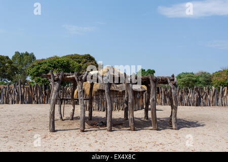 Tradizionale villaggio africano con alloggiati e recinzione in legno in Namibia, vicino al paese, Kavango nella regione con il più alto livello di povertà Foto Stock