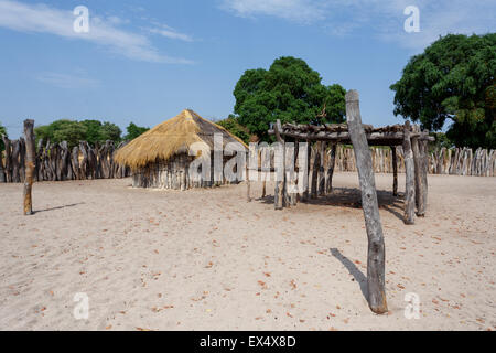 Tradizionale villaggio africano con alloggiati e recinzione in legno in Namibia, vicino al paese, Kavango nella regione con il più alto livello di povertà Foto Stock