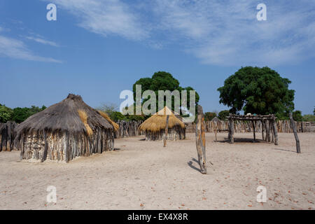 Tradizionale villaggio africano con alloggiati e recinzione in legno in Namibia, vicino al paese, Kavango nella regione con il più alto livello di povertà Foto Stock