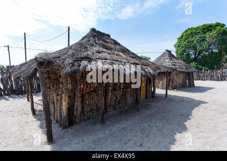 Tradizionale villaggio africano con alloggiati e recinzione in legno in Namibia, vicino al paese, Kavango nella regione con il più alto livello di povertà Foto Stock