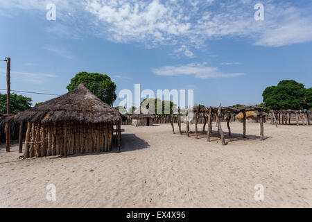 Tradizionale villaggio africano con alloggiati e recinzione in legno in Namibia, vicino al paese, Kavango nella regione con il più alto livello di povertà Foto Stock