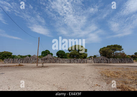 Tradizionale villaggio africano con alloggiati e recinzione in legno in Namibia, vicino al paese, Kavango nella regione con il più alto livello di povertà Foto Stock