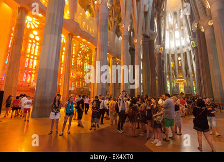 I turisti all'interno della cattedrale Sagrada Familia progettata da Antoni Gaudi, Barcelona, Spagna Europa Foto Stock