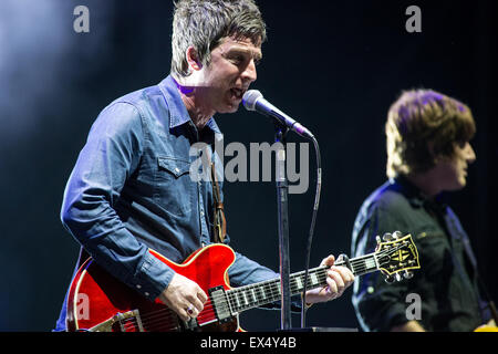 Assago Milano Italia. Il 6 luglio 2015. L'inglese rock band Noel Gallagher High flying Birds eseguita dal vivo sul palco per un concerto presso l'Arena estiva Assago durante la ricarica PostePay Milano Festival estivo del credito: Rodolfo Sassano/Alamy Live News Foto Stock