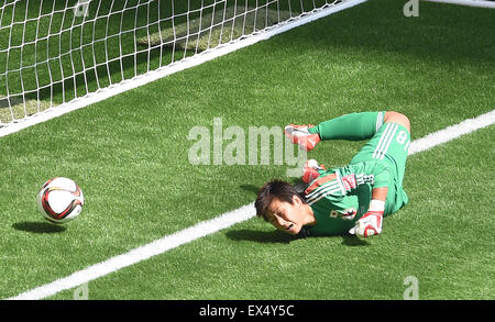 Vancouver, Canada. 05 Luglio, 2015. In Giappone il portiere Ayumi Kaihori non riesce a raggiungere la sfera durante il FIFA Coppa del Mondo Donne 2015 finale partita di calcio tra Stati Uniti e Giappone presso il BC Place Stadium di Vancouver, Canada, 05 luglio 2015. Foto: Carmen Jaspersen/dpa/Alamy Live News Foto Stock