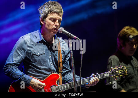 Assago Milano Italia. Il 6 luglio 2015. L'inglese rock band Noel Gallagher High flying Birds eseguita dal vivo sul palco per un concerto presso l'Arena estiva Assago durante la ricarica PostePay Milano Festival estivo del credito: Rodolfo Sassano/Alamy Live News Foto Stock