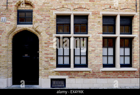 Storico di facciata in mattone edificio di architettura casa in Bruges, Belgio Foto Stock