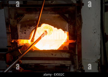 Vetraio officina del vetro è nel forno per la fusione prima della formazione Foto Stock