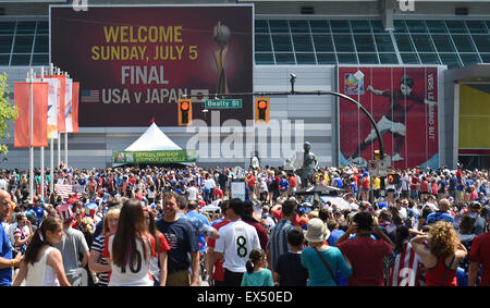 Vancouver, Canada. 05 Luglio, 2015. Le ventole sono sulla loro strada per lo stadio prima della FIFA Coppa del Mondo Donne 2015 finale di partita di calcio tra Stati Uniti e Giappone presso il BC Place Stadium di Vancouver, Canada, 05 luglio 2015. Foto: Carmen Jaspersen/dpa/Alamy Live News Foto Stock