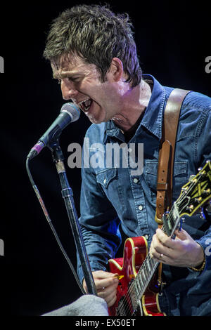 Assago Milano Italia. Il 6 luglio 2015. L'inglese rock band Noel Gallagher High flying Birds eseguita dal vivo sul palco per un concerto presso l'Arena estiva Assago durante la ricarica PostePay Milano Festival estivo del credito: Rodolfo Sassano/Alamy Live News Foto Stock