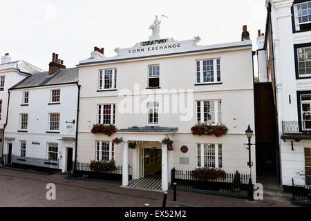 Il Corn Exchange nell'elegante quartiere Pantiles di Royal Tunbridge Wells Kent England Regno Unito con la sua smart cafè bar e negozi Foto Stock