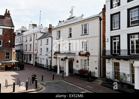 Il Corn Exchange nell'elegante quartiere Pantiles di Royal Tunbridge Wells Kent England Regno Unito con la sua smart cafè bar e negozi Foto Stock