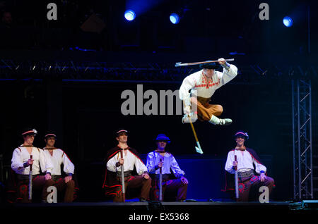 PIESTANY, Slovacchia - 28 giugno 2015: Nazionale Slovacca Folklore Ballet Lucnica esegue su Topfest music festival Foto Stock