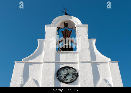 Close-up di bianco campanile con orologio, San Sebastian Cappella, Mijas, Andalusia, Spagna Foto Stock