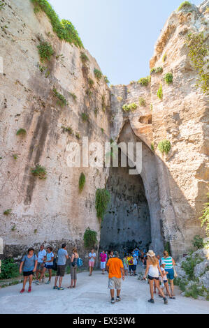 Siracusa, Italia - 18 agosto 2014: turisti visitano Orecchio di Dionisio, attrazione nel Parco Archeologico della Neapolis a Siracusa Foto Stock