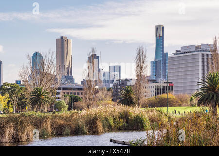 Melbourne skyline della città visto da Albert Park Lake, Melbourne, Victoria, Australia Foto Stock