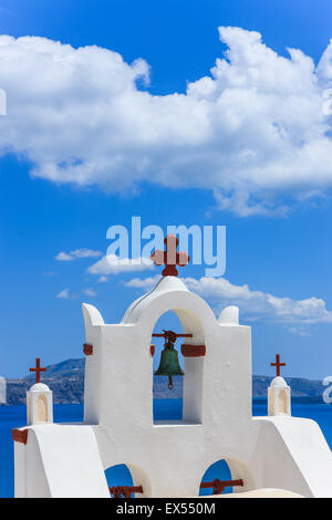 Greco tradizionale architettura Cicladi stile in Oia, una piccola città sulla punta nord di Santorini, Grecia Foto Stock