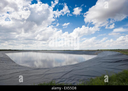 Deposito di acqua sulla laguna un manzo feedyard vicino a North platt, Nebraska, Stati Uniti d'America Foto Stock