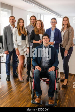 Ritratto del Team Aziende con sedia a rotelle Foto Stock