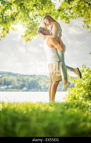 Matura in amore sul lago, abbraccio Foto Stock